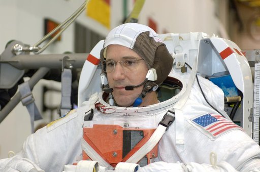 STS-125 Crewmembers preparing for NBL dive