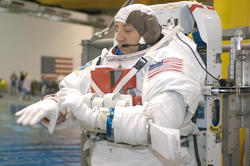 STS-125 Crewmembers preparing for NBL dive
