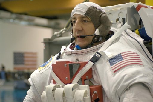STS-125 Crewmembers preparing for NBL dive