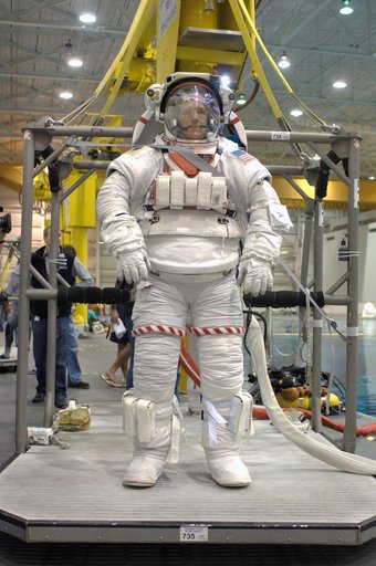 STS-125 Crewmembers preparing for NBL dive