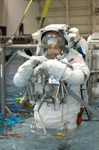 STS-125 Crewmembers preparing for NBL dive
