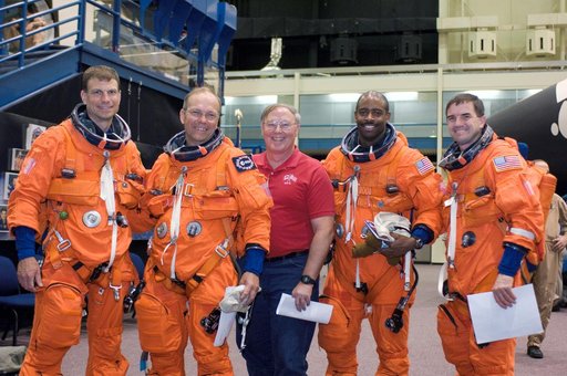 STS-122 Crew Members during Post Insertion / Deorbit Prepreparation in Building 9 NW