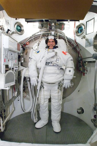 STS-118 Crew Airlock Training in the SSATA Chamber with Astronaut Dave Williams