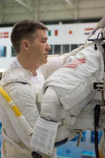 STS-126 suitup