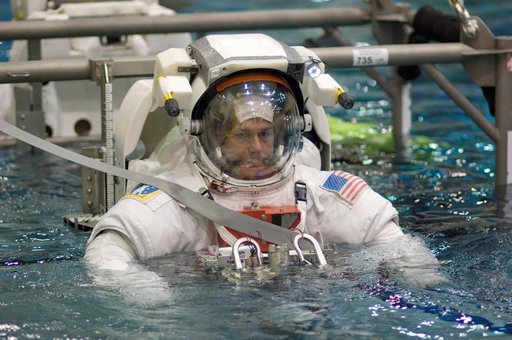 STS-126 suitup