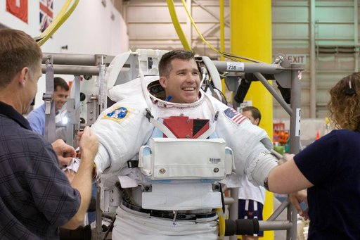 STS-126 Preflight Training - Suitup for Dive