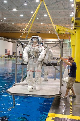 STS-126 Preflight Training - Suitup for Dive