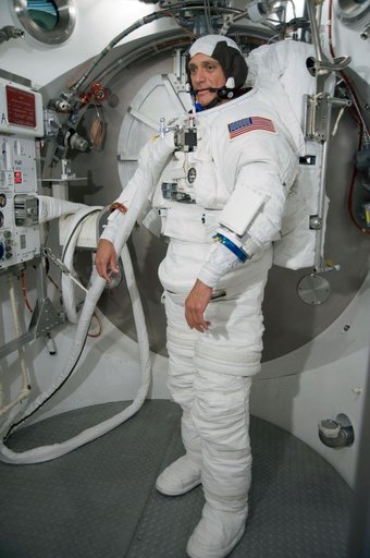 SSATA Crew Training and EMU Verification for STS-128 crew member Danny Olivas during suited dry run.