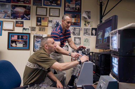 STS-129 crew training in the JSC VR lab during SSRMS refresher training.