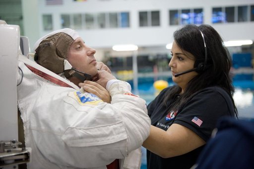 Soichi Noguchi preparations for Maintenance EVA task at the NBL