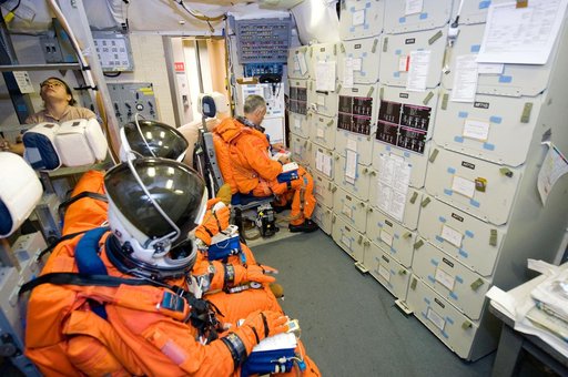 STS-128 Preflight Training in Bldg. 5 Fixed Based Simulator