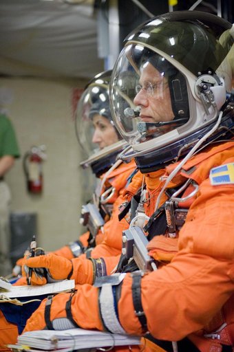 STS-128 Preflight Training in Bldg. 5 Fixed Based Simulator
