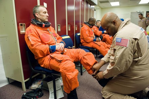 STS-129 Preflight Training. Suited payload egress training.