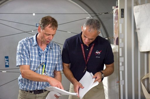 STS-128 crew during their SSMTF TRANS HANDS-ON review in Bldg. 9NW.