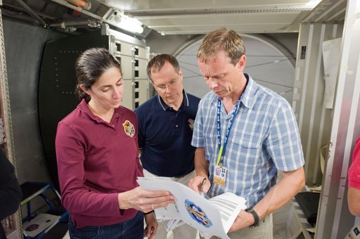 STS-128 crew during their SSMTF TRANS HANDS-ON review in Bldg. 9NW.