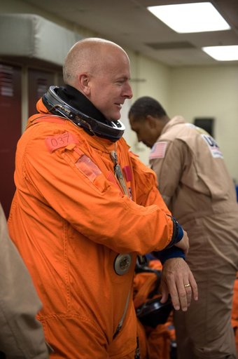 STS-131 suited payload egress training (FFT PLD EG 91019) with the STS-131 crew.