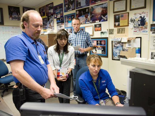 STS-131 crew during VR Lab MSS/EVAB SUPT3 Team 91016 training