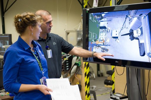 STS-131 crew during VR Lab MSS/EVAB SUPT3 Team 91016 training