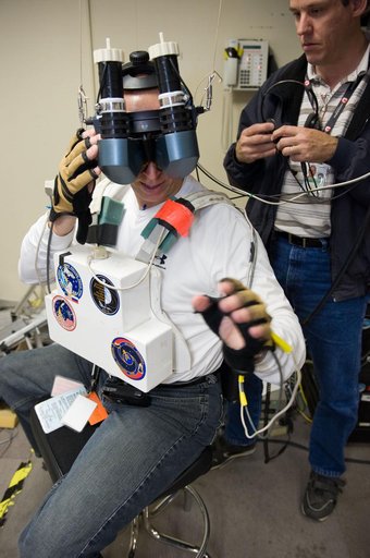 STS-131 crew during VR Lab MSS/EVAB SUPT3 Team 91016 training