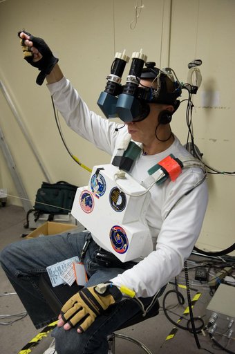 STS-131 crew during VR Lab MSS/EVAB SUPT3 Team 91016 training