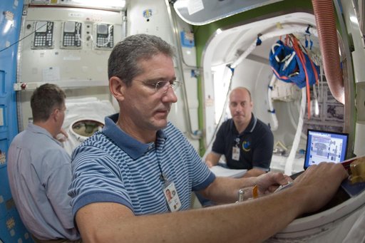 STS-132 crew during SSMTF ISS EVA P/P training with instructor Megan Murphey