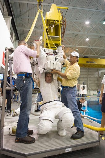 STS-132 Preflight Training - Dive with Garret Reisman, Mike Goode and Stephen Bowen