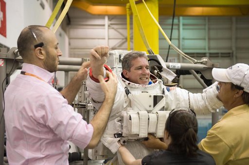 STS-132 Preflight Training - Dive with Garret Reisman, Mike Goode and Stephen Bowen