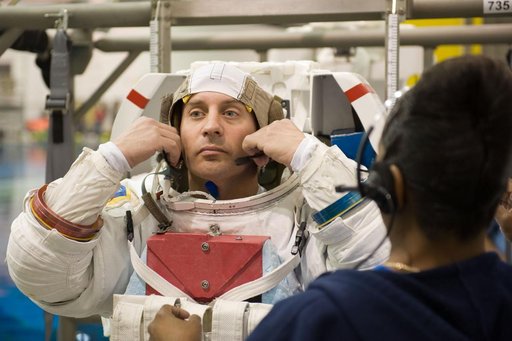 STS-132 Preflight Training - Dive with Garret Reisman, Mike Goode and Stephen Bowen