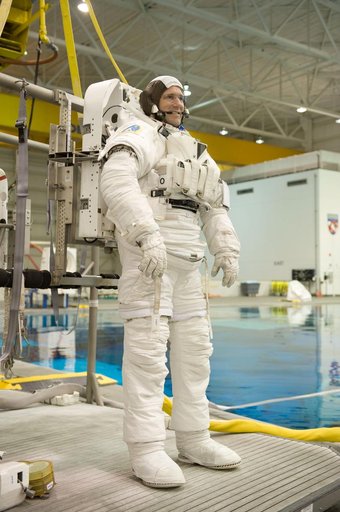 STS-132 Preflight Training - Dive with Garret Reisman, Mike Goode and Stephen Bowen
