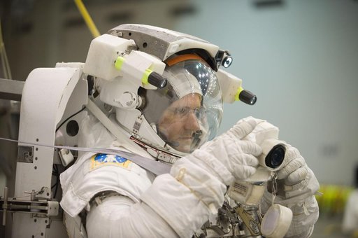 STS-132 Preflight Training - Dive with Garret Reisman, Mike Goode and Stephen Bowen