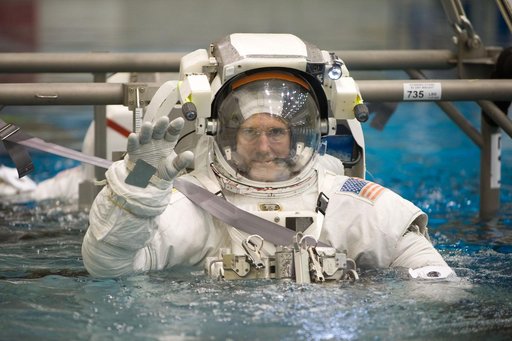 STS-132 Preflight Training - Dive with Garret Reisman, Mike Goode and Stephen Bowen