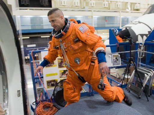 STS-130 crew with training teams & ASC/CAP/DES 91020 training in CCT-II