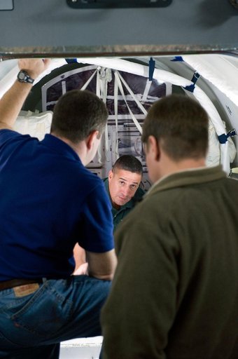 STS-130 crew training during their ISS EVA P/P 33105 training in the SSMTF