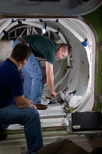 STS-130 crew training during their ISS EVA P/P 33105 training in the SSMTF
