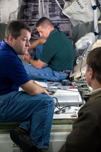 STS-130 crew training during their ISS EVA P/P 33105 training in the SSMTF