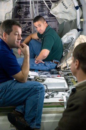 STS-130 crew training during their ISS EVA P/P 33105 training in the SSMTF