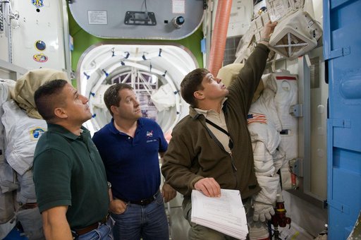 STS-130 crew training during their ISS EVA P/P 33105 training in the SSMTF