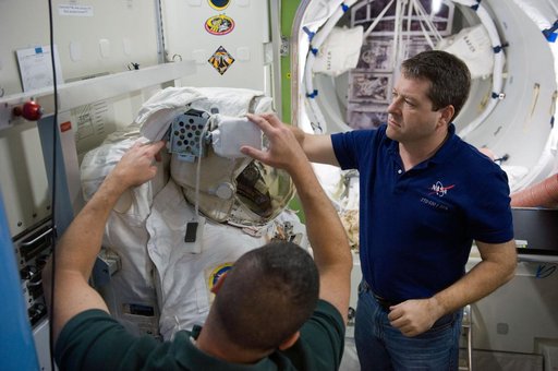 STS-130 crew training during their ISS EVA P/P 33105 training in the SSMTF
