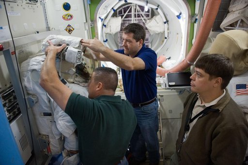 STS-130 crew training during their ISS EVA P/P 33105 training in the SSMTF