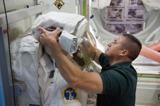 STS-130 crew training during their ISS EVA P/P 33105 training in the SSMTF
