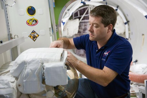 STS-130 crew training during their ISS EVA P/P 33105 training in the SSMTF