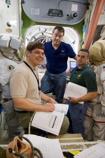 STS-130 crew training during their ISS EVA P/P 33105 training in the SSMTF