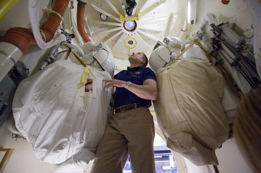 STS-130 crew during SSMTF IN/EG TIMELINE training in building 9NW