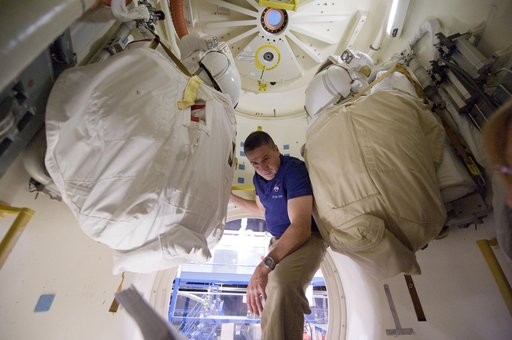 STS-130 crew during SSMTF IN/EG TIMELINE training in building 9NW