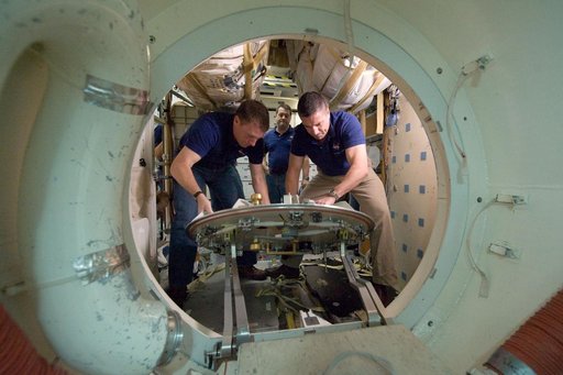 STS-130 crew during SSMTF IN/EG TIMELINE training in building 9NW