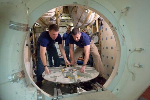 STS-130 crew during SSMTF IN/EG TIMELINE training in building 9NW
