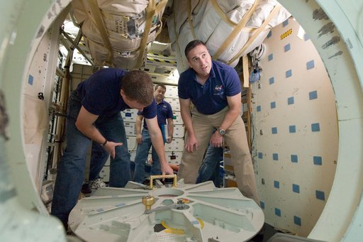 STS-130 crew during SSMTF IN/EG TIMELINE training in building 9NW