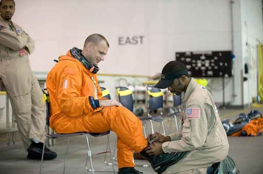 STS-132 crew during their water survival training at the NBL