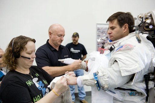 STS-134 crew members Greg Chamitoff and Drew Feustel during their STS-134 ULF6 EVA1 training at the NBL.