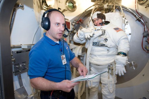 STB-SS-1910 / 08 / 07  STS-132 SSATA Crew Training - Crew Member Stephen Bowen